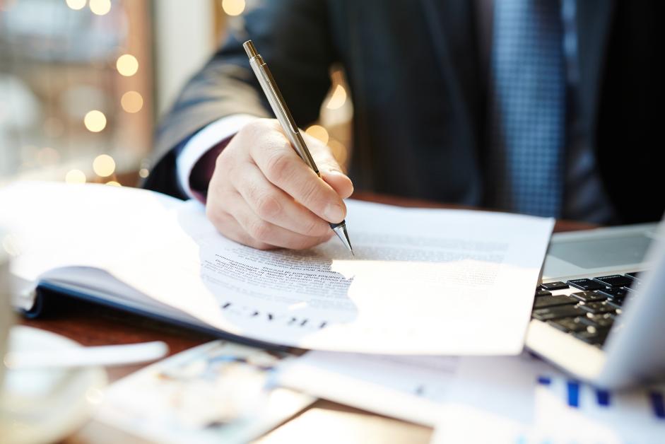 Jaka jest różnica między zastawcą a zastawnikiem? Najczęstsze błędy i praktyczne przykłady